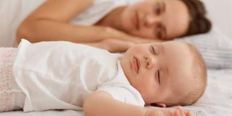 لماذا تنام الأم بجانب مولودها؟ وما معنى “التنبه الوقائي” في رعاية الرضيع