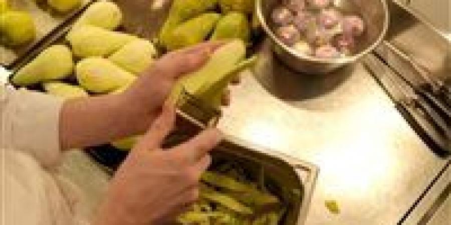 “كنز في القمامة”.. لماذا قد يكون رمي قشر الفاكهة خطأ فادحًا ؟