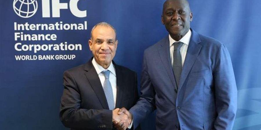 تفاصيل لقاء وزير الخارجية مع المدير التنفيذي لمؤسسة التمويل الدولية