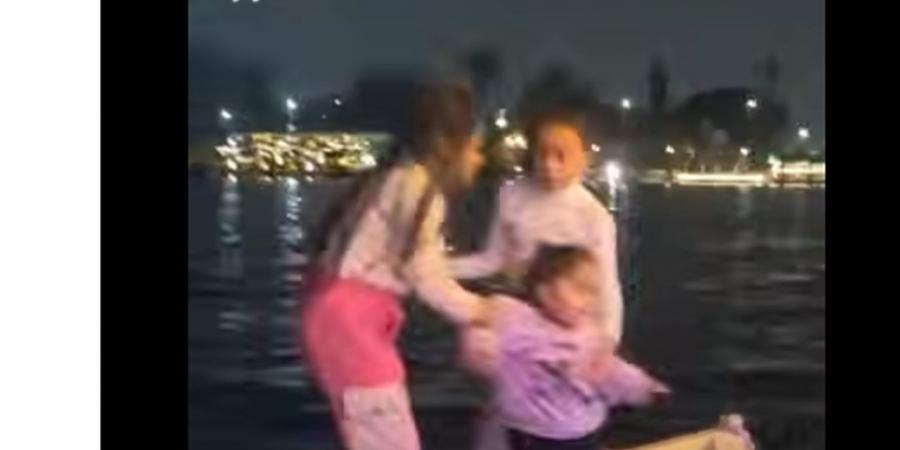 مشهد يحبس الأنفاس في مركب على النيل.. الطفلة كادت تسقط (فيديو)