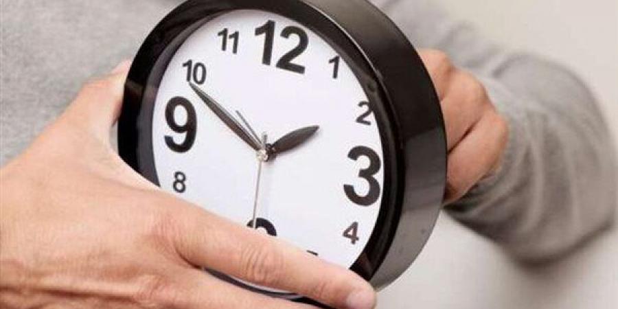 هل تتغير مواعيد غلق المحلات بعد تطبيق التوقيت الصيفي؟