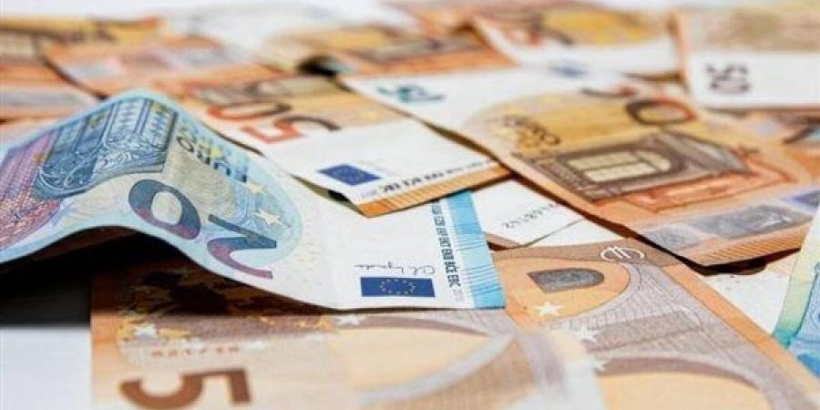 اليورو يواصل التراجع أمام الجنيه في البنوك المصرية