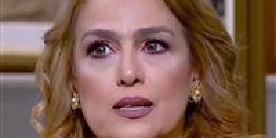 الفنانة سيمون تروي تفاصيل مأساوية عن رحيل والدها بسبب وجبة فسيخ ملوثة