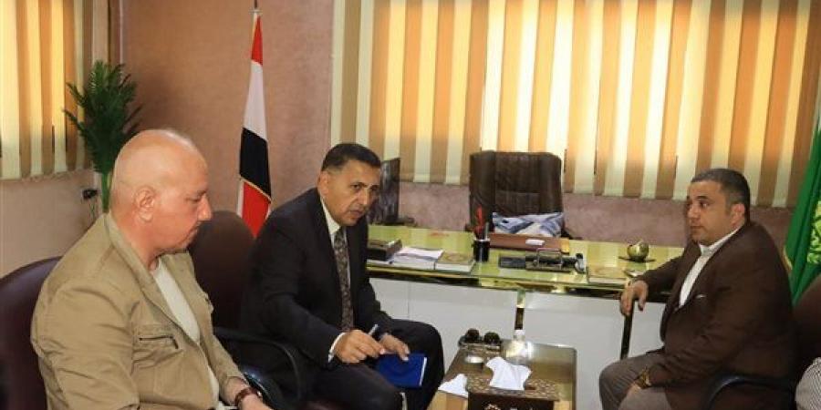 محافظ القليوبية يعقد اجتماعًا موسعًا لبحث ملفات الخدمات بمركز كفر شكر
