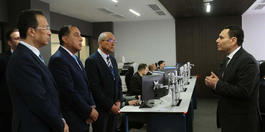 رئيس الوزراء يتفقد مركز التحكم والسيطرة والدعم الفني بالعاصمة الجديدة