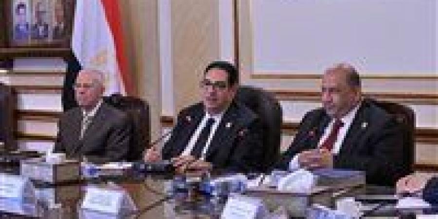 رئيس جامعة القاهرة يترأس اجتماع التعليم والطلاب ويؤكد تطوير البرامج والاستعداد للامتحانات