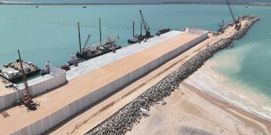 وزير النقل يتفقد تطوير ميناء العريش ويشهد انطلاق المنطقة اللوجيستية