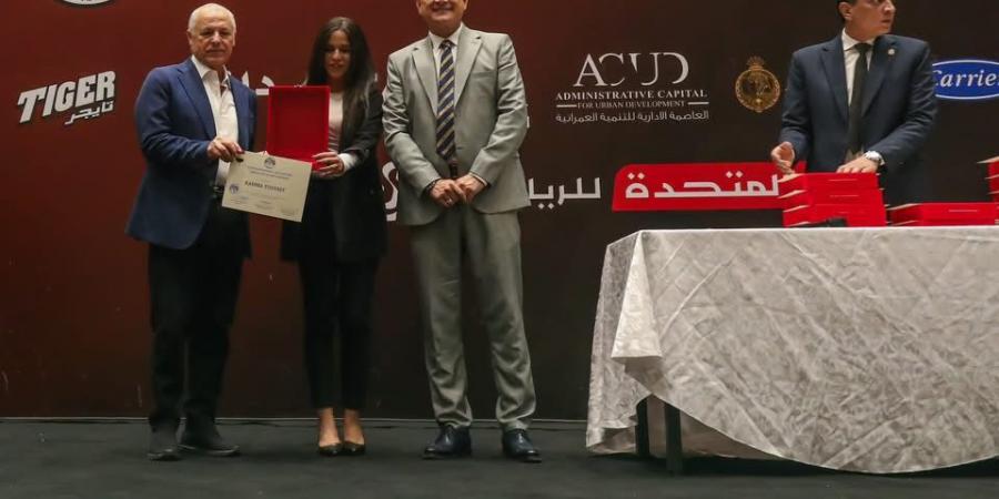 هاني أبو ريدة رئيس الاتحاد المصري لكرة القدم يسلم الشارة الدولية للحكام