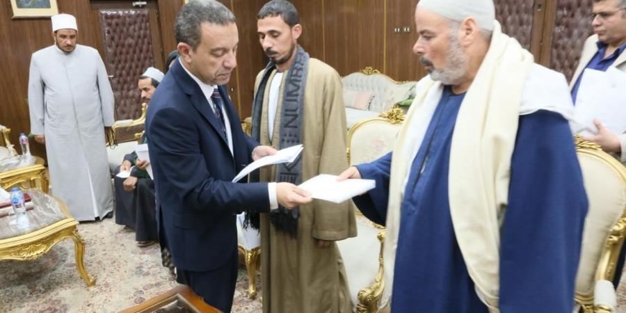 بالصور.. محافظ المنوفية يسلم تعويضات مالية لأسر ضحايا طنوب