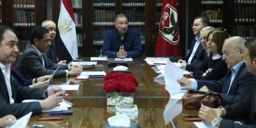 إعلامي يكشف: الأهلي يحقق في اعتذارات حكام أوروبا بشأن قمة الزمالك