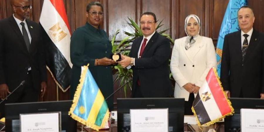 القائم بأعمال رئيس جامعة الإسكندرية يستقبل وزير تعليم رواندا وسفيرها