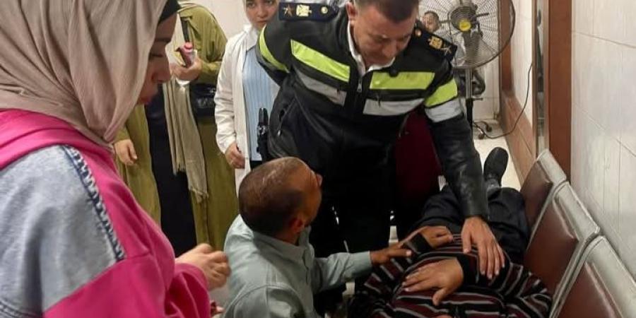 موقف إنساني لرئيس مرور منيا القمح مع مسن أصيب بوعكة صحية