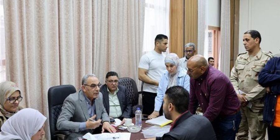 محافظ الاسماعيلية يستقبل 320 مواطن ويبحث شكواهم