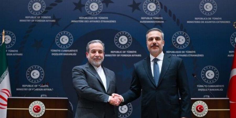 وزير الخارجية الإيراني يبحث مع نظيره التركي تطورات وقف إطلاق النار