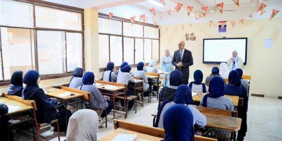 وزير التربية والتعليم يوجه بالحزم والانضباط في المدارس