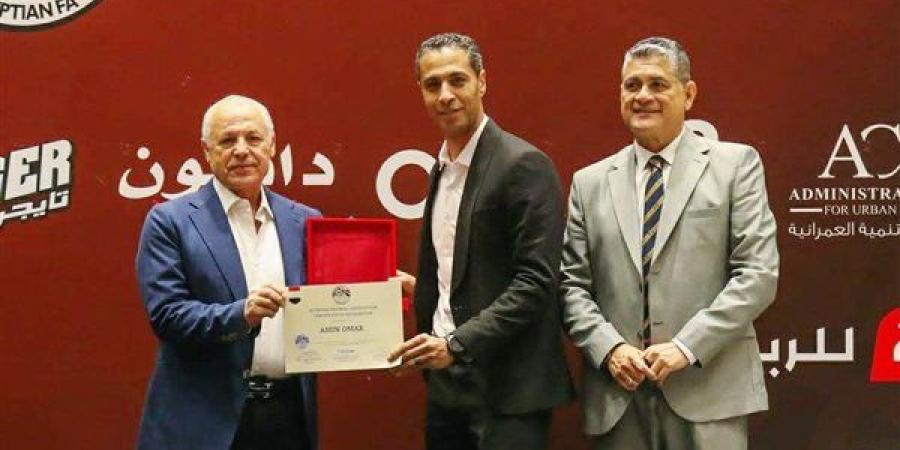 هاني أبوريدة يسلم الشارة الدولية للحكام