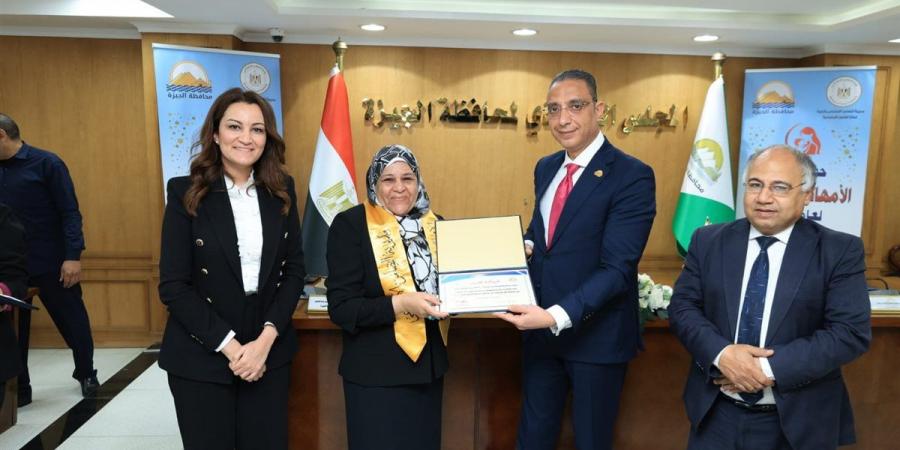محافظ الجيزة يُكرِّم عدداً من الأمهات المثاليات على مستوى المحافظة.. صور