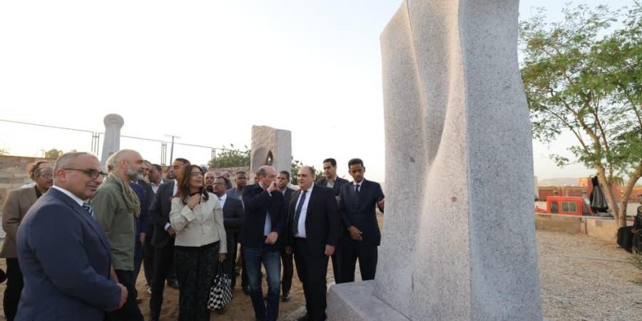 تجديد عرض 3 أعمال فنية من "سمبوزيوم أسوان"بميادين السويس