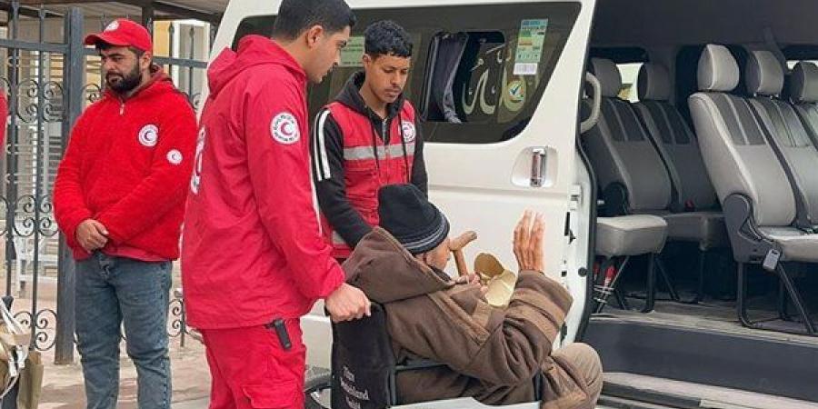 وصول دفعة من المرضى والجرحى الفلسطينيين إلى الأراضي المصرية