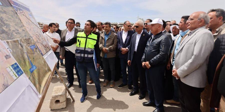 وزير النقل يتفقد مشروع خط سكة حديد "بئر العبد - العريش - طابا" (صور)