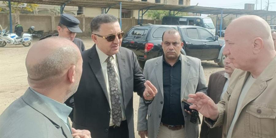 محافظ القليوبية يجري جولة ميدانية بموقف كفر شكر لمتابعة انتظام حركة الميكروباص والسرفيس
