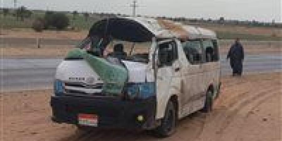6 سيارات محطمة ومحل مدمّر.. ميكروباص يفقد السيطرة بالجيزة