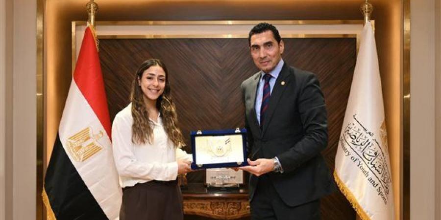 وزير الرياضة يكرم هانيا الحمامي بعد تتويجها ببطولة الجونة الدولية للاسكواش