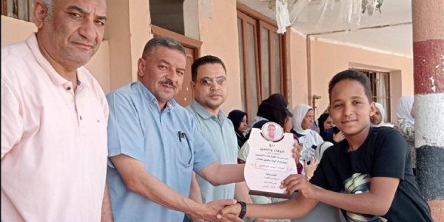 مدير تعليم نجع حمادي يشهد حفل ومعرض ختام الأنشطة بالفنية بنات بالألومنيوم