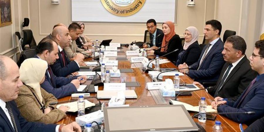 وزيرا الصناعة والعمل يبحثان سبل تعزيز التكامل والتعاون في المجالات المشتركة