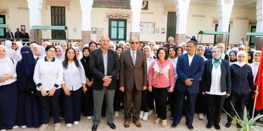 محافظ المنيا يشارك في احتفالية مدرسة الثانوية بنات