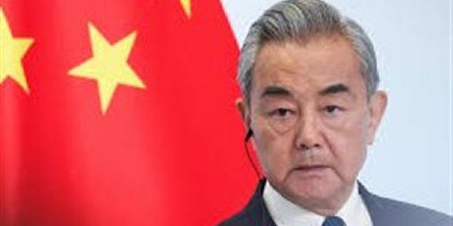وزير الخارجية الصيني يؤكد دعم بلاده لمحادثات السلام ووقف إطلاق النار