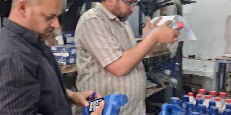 ضبط 966 عبوة مواد غذائية ونصف طن دواجن منتهية الصلاحية بالغربية