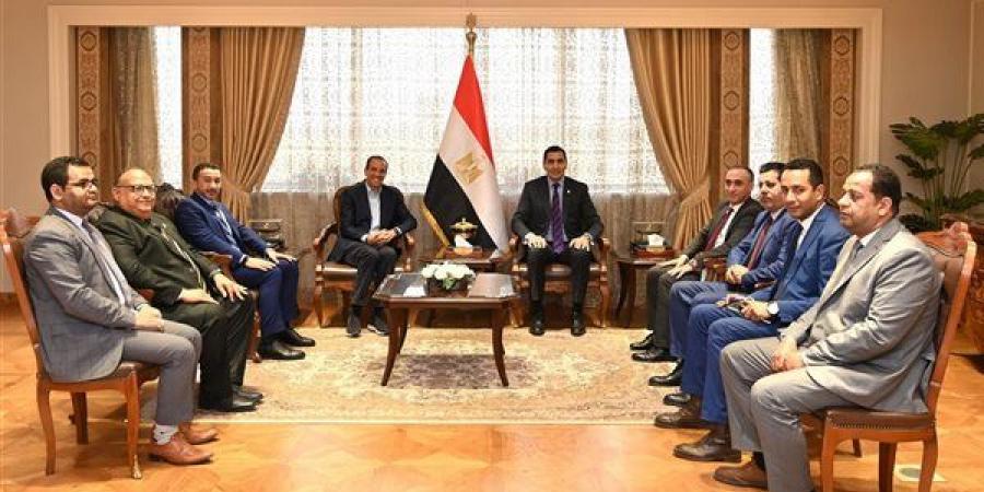 وزير الرياضة يلتقي رئيس الاتحاد الدولي للبادل تنس