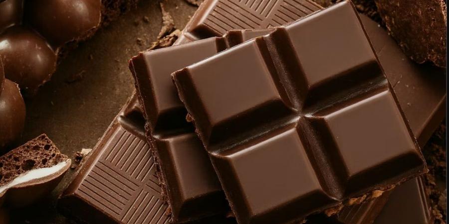 هل الشوكولاتة الداكنة أكثر فائدة من الشوكولاتة العادية؟