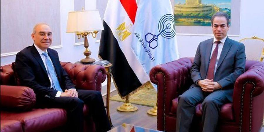 المسلماني يلتقي رئيس الهيئة العامة للاستعلامات لدعم الرسالة الإعلامية للدولة.