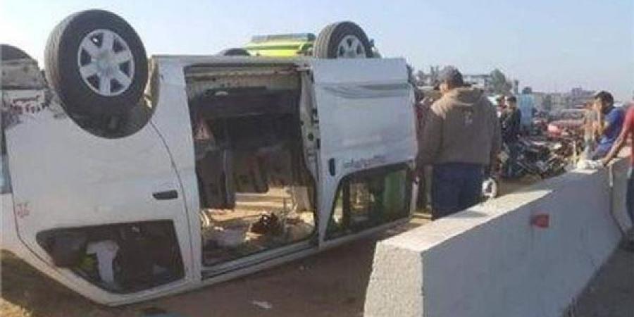 إصابة 9 أشخاص اثر انقلاب سيارة ميكروباص بالطريق الدولي الساحلي بالبحيرة