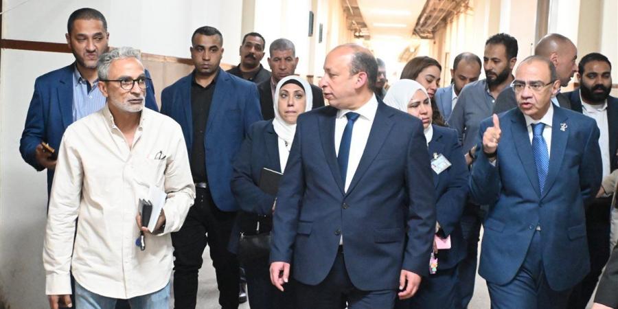 عميد طب قصر العيني يتفقد مرضى رعاية الطوارئ