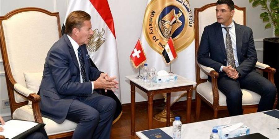 وزير الصناعة يبحث مع سفير سويسرا بالقاهرة التعاون للوصول لمرحلة الشراكة الصناعية