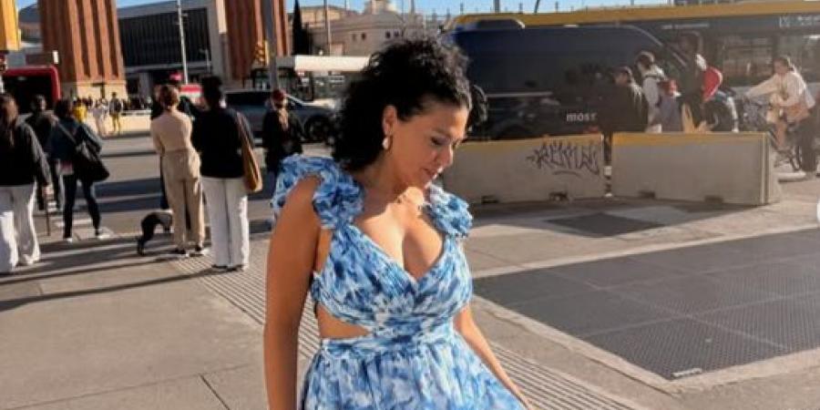 بفستان جريء.. رانيا يوسف بإطلالة ساحرة في شوارع برشلونة