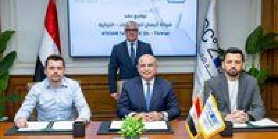 باستثمارات 6.5 ملايين دولار.. رئيس اقتصادية قناة السويس يشهد توقيع عقد مشروع «Atesan Tekstil» التركية للمنسوجات
