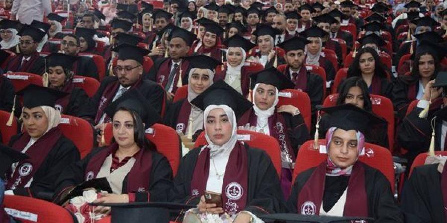 تخرج الدفعة 12 من كلية الطب في جامعة قنا