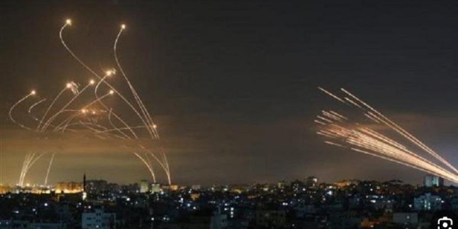 عاجل.. صفارات الإنذار تدوي في شمال إسرائيل وغارات على جنوب لبنان