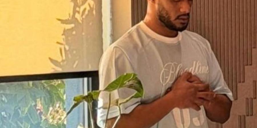 تناقض أم تطور؟.. محمد رمضان يثير الجدل بصورة جديدة أثناء الصلاة داخل المطار