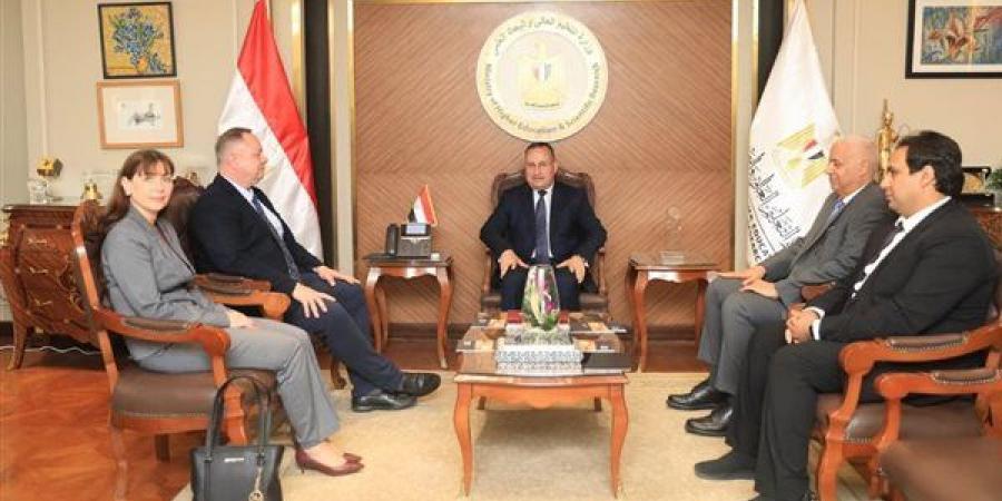وزير التعليم العالي يبحث مستجدات إنشاء فرع جامعة إيست لندن في مصر