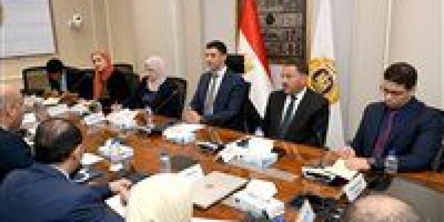 تعزيز التعاون بين وزارتي الصناعة والعمل لدعم التدريب والتشغيل في مصر