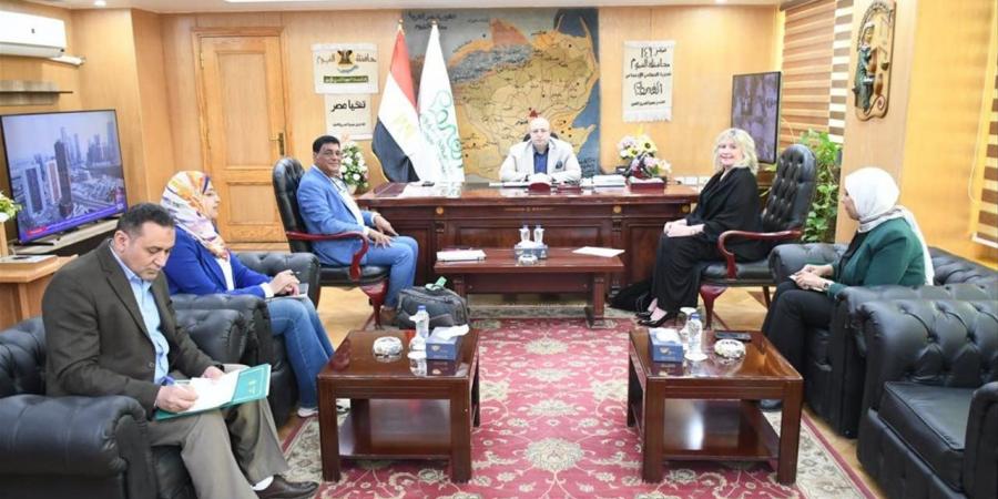 محافظ الفيوم يبحث آليات تمكين المرأة وتدريب الكوادر المجتمعية