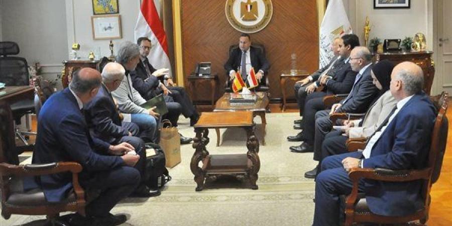 وزير التعليم العالي يبحث سبل تعزيز التعاون مع وفد جامعة برشلونة الإسبانية