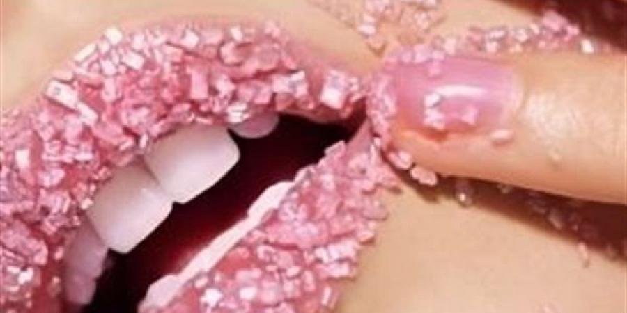 وصفات طبيعية لترطيب الشفاه في فصل الصيف