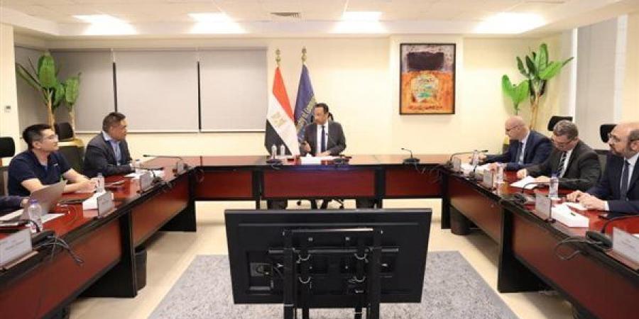 وزير الاتصالات يبحث مع HONOR تصنيع 3 ملايين هاتف سنويًا والتصدير للخارج