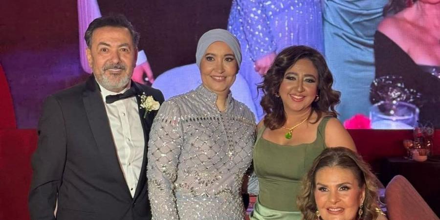 يسرا تتألق بالأسود الساحر في حفل زفاف ابنه خيري رمضان